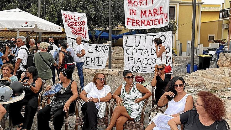 Los vecinos de Lampedusa protestaron ayer por la caótica gestión del intenso flujo migratorio.  | FOTO: EFE