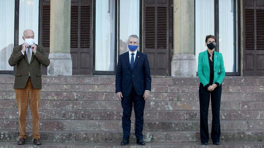 El presidente de Nueva Aquitania, Alain Rousset; el Lehendakari, Íñigo Urkullu y la presidenta de Navarra, María Chivite, posan a su llegada a la reunión de la Asamblea Extraordinaria de la Eurorregión Nueva-Aquitania Euskadi Navarra