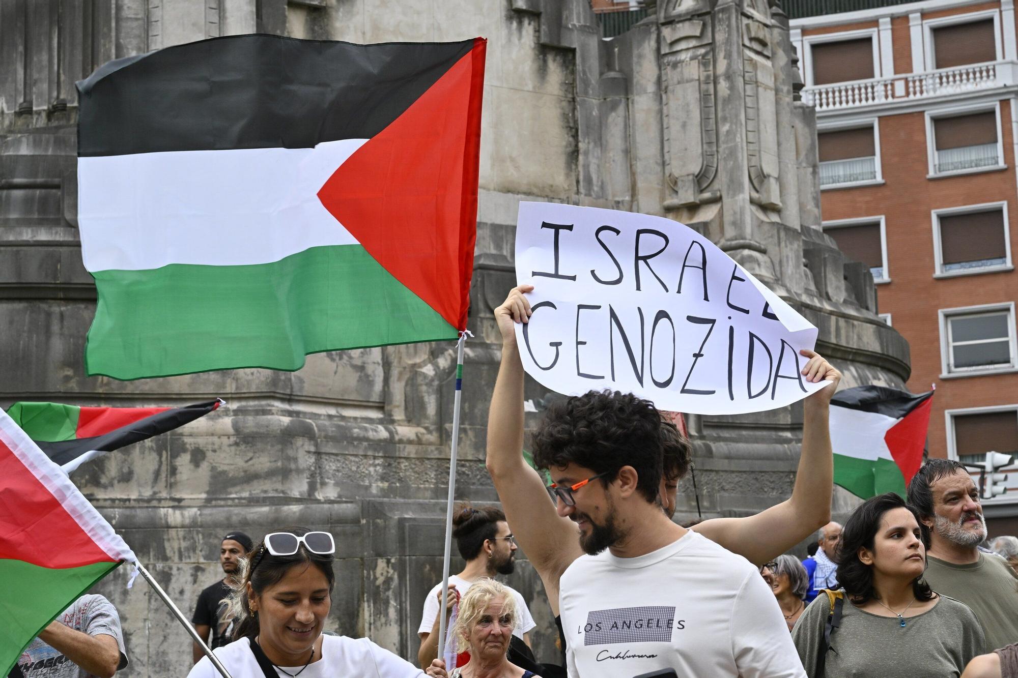 En imágenes: protesta contra el Israel al paso de la La Vuelta por Bilbao