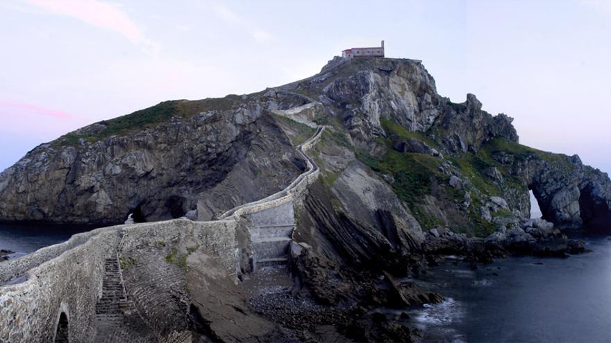 El mapa ilustrado de la Costa Vasca es una herramienta diseñada para poner en valor los principales atractivos turísticos del litoral (San Juan de Gaztelugatxe)