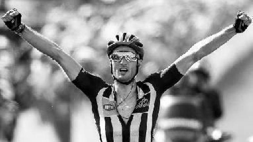 El ciclista británico Stephen Cummings celebra su triunfo a su paso por meta. El ciclista británico Stephen Cummings celebra su triunfo a su paso por meta.