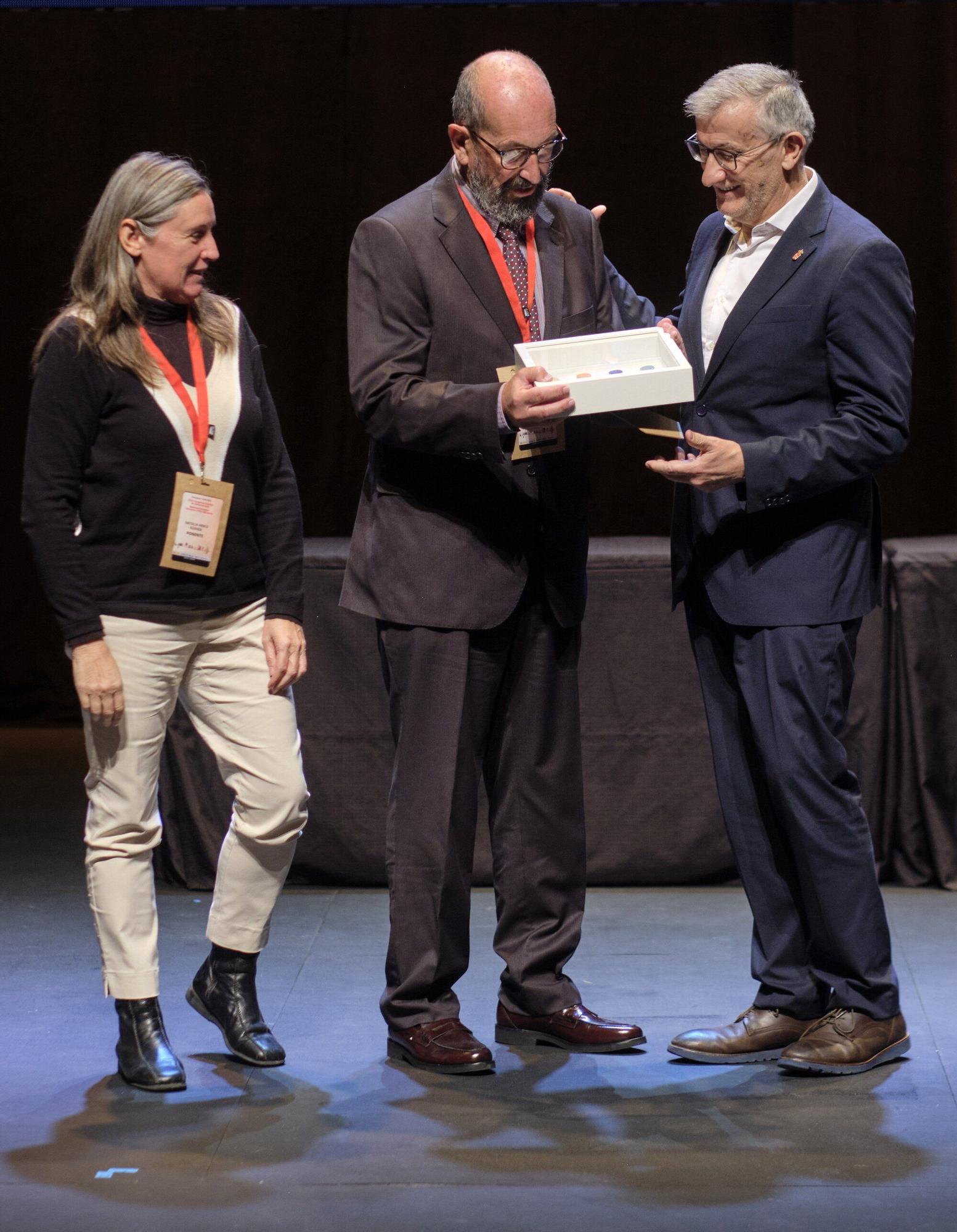 Fotos de la entrega de entrega de la Distinción Persona Voluntaria de Navarra al cirujano pediátrico Carlos Bardají