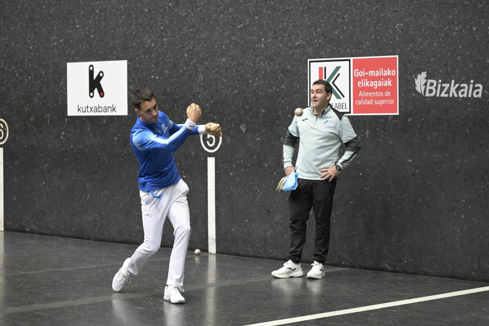 Peio Etxeberria (colorado) y Javier Zabala (azul) eligen material para la final del Cuatro y Medio.