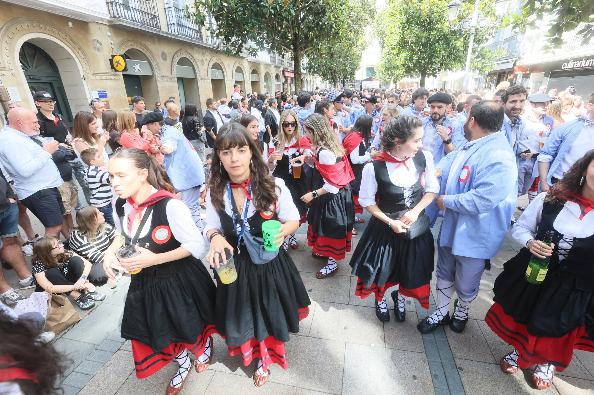 En imágenes: Blusas y neskas desfilan en una kalejira por Santiago