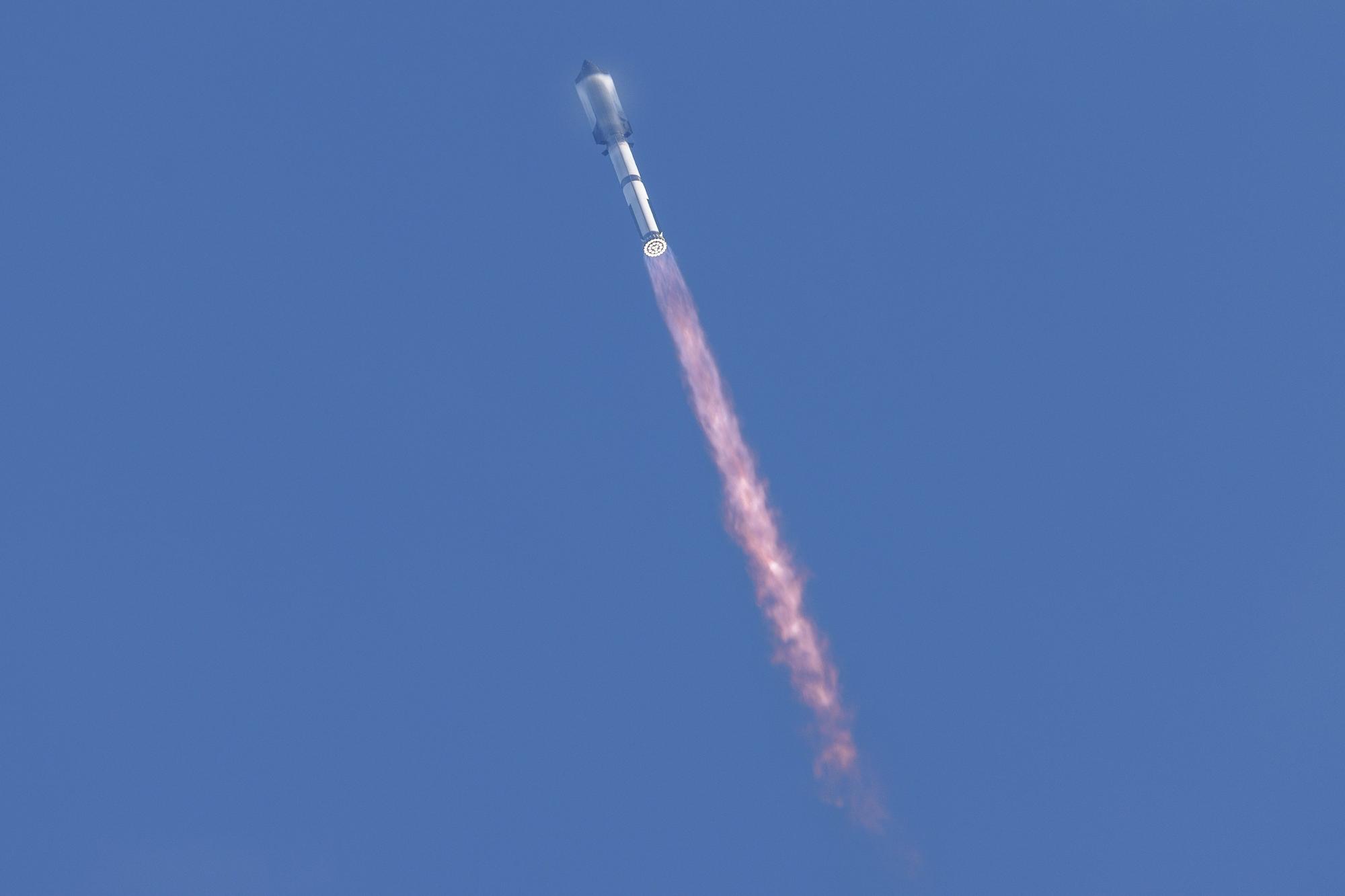 La nave Starship de SpaceX cumple con éxito su décima prueba después de tres fallidas
