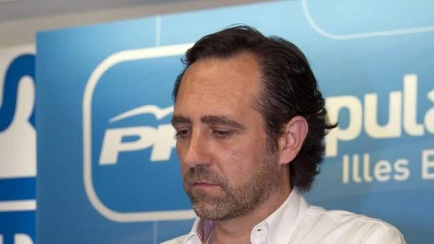 El candidato al Parlamento balear por el PP José Ramón Bauzá, analiza ante la prensa los resultados conseguidos en la jornada electoral.
