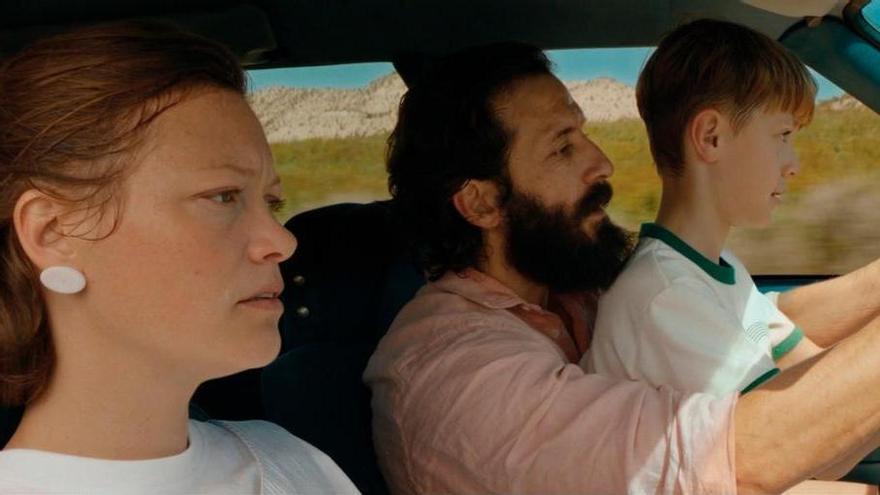 El thriller domina los estrenos con ‘Caminando con el diablo’ y ‘Aves de corral’