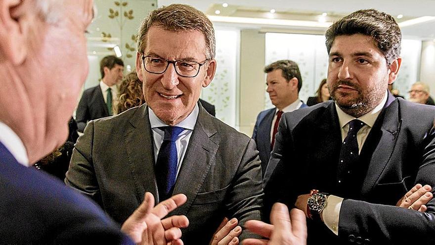 Feijóo y el presidente de Murcia, Fernando López Miras, ayer en un acto en Madrid.  | FOTO: E. P.
