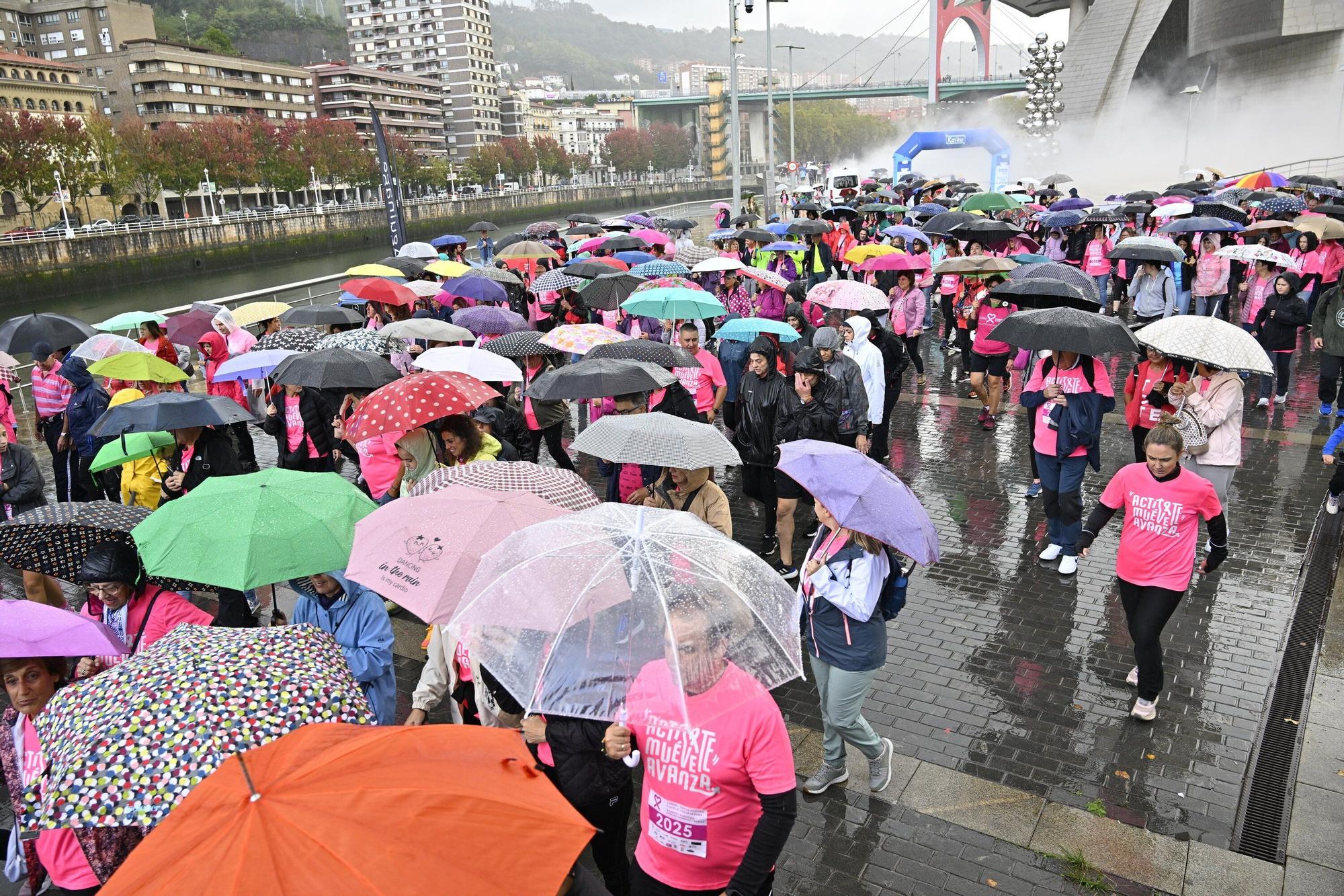 En imágenes: los paraguas tiñen la marea rosa de Bilbao
