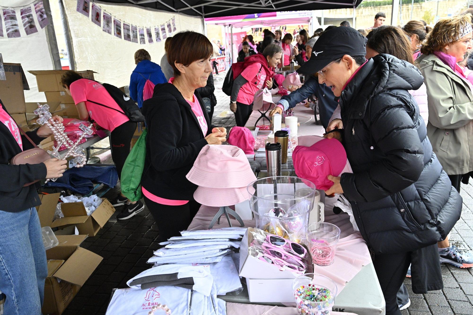 En imágenes: los paraguas tiñen la marea rosa de Bilbao
