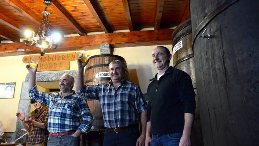 Los hermanos Patxi y Donato Larretxea, junto a Juan Mari López, propietario de Linddurrenborda, degustan por primera vez la sidra de la nueva temporada.