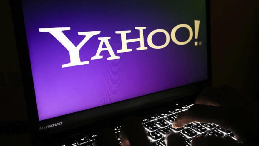 Fotografía de archivo fechada el 23 de septiembre de 2016 que muestra un logo de Yahoo en un computador, en Taipei (Taiwan).