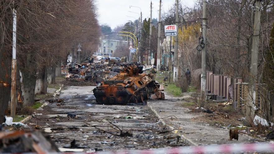 Una serie de tanques rusos destrozados quedan como símbolo de lo vivido en las calles de la ciudad de Bucha.