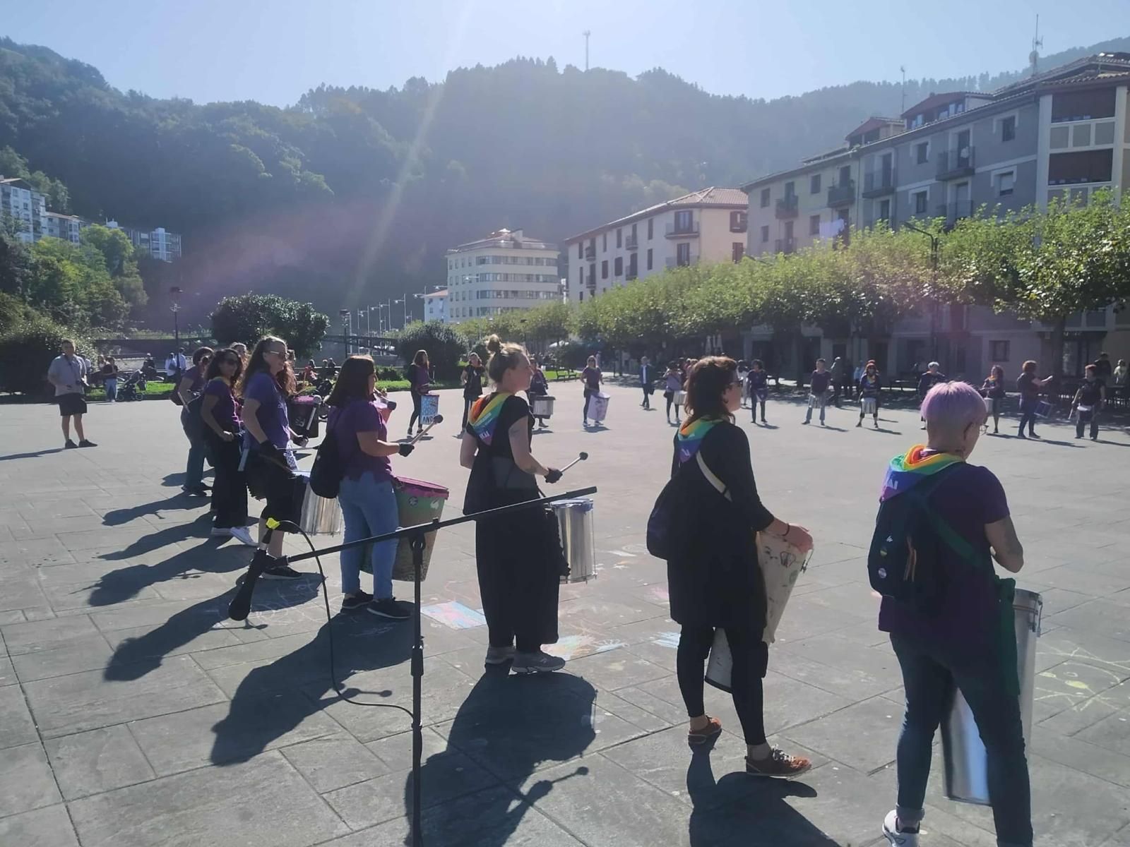 En imágenes: Ondarroa celebra el Día del Abrazo a la Diversidad