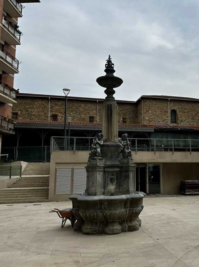La fuente de la plazuela de la iglesia ha sido instalada frente al nuevo mercado