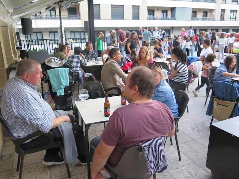 La fiesta de aniversario del bar Eire de Urretxu, en imágenes
