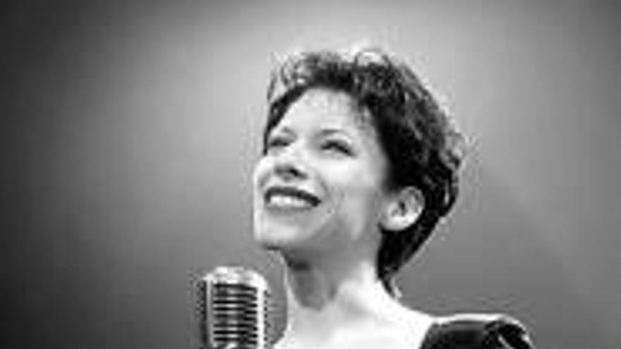 Roger, como Edith Piaf.