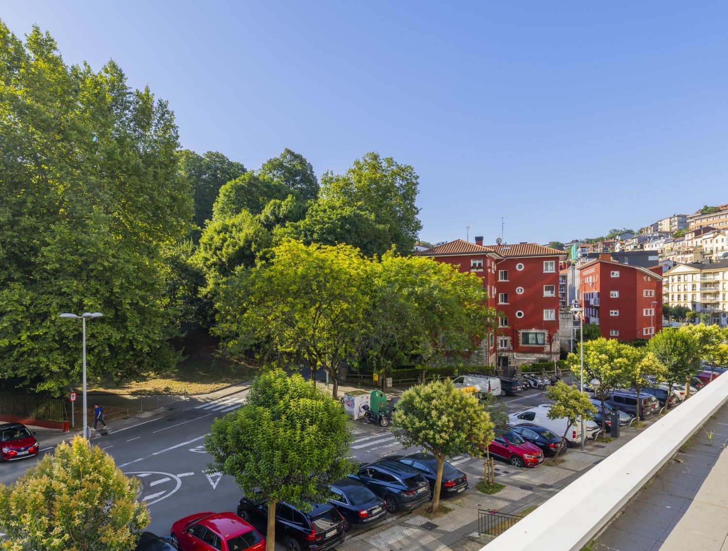 Próximo a la playa de Ondarreta piso con terraza en buen estado con trastero y garaje cerrado cercano a vivienda