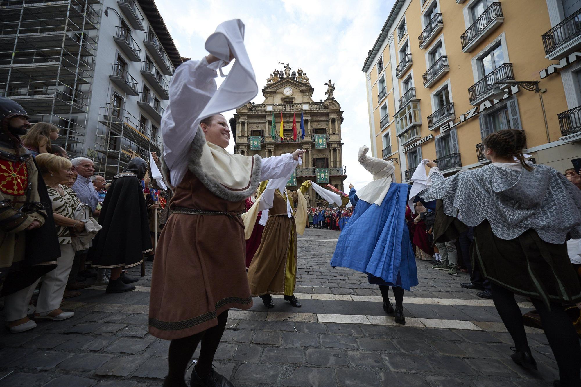 Fotos de la ceremonia de coronación de Carlos III, rey que unificó los tres burgos de Pamplona
