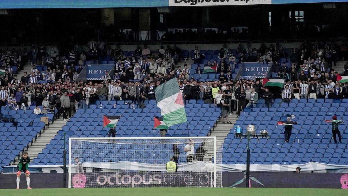 El fondo de la grada Aitor Zabaleta, vacío, en solidaridad cno Palestina y contra el genocidio de Israel en Gaza