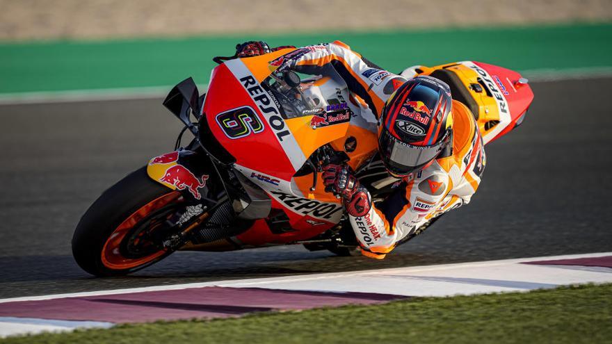 Bradl pilota su Honda en los test de Losail.