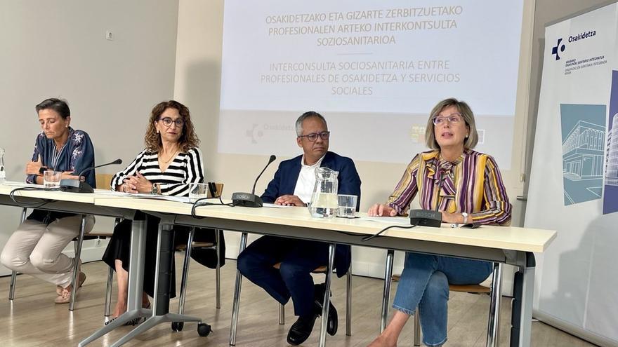 Osakidetzako eta gizarte zerbitzuetako profesionalen arteko interkontsulta soziosanitarioa abiatu dute Gasteizen