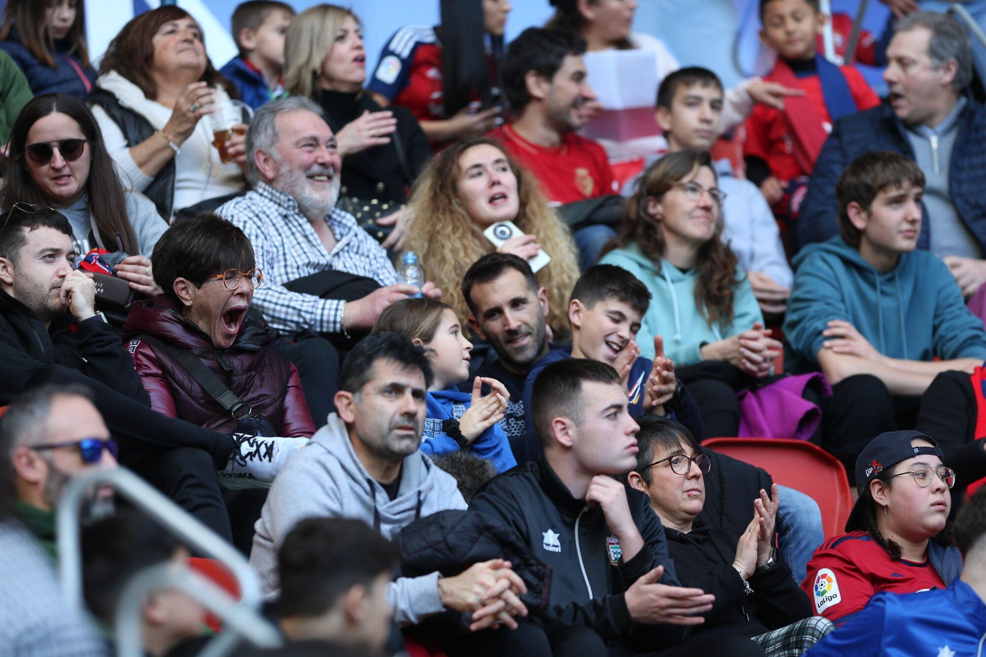 Sol y calor en la grada de El Sadar. ¡Búscate en nuestra galería!