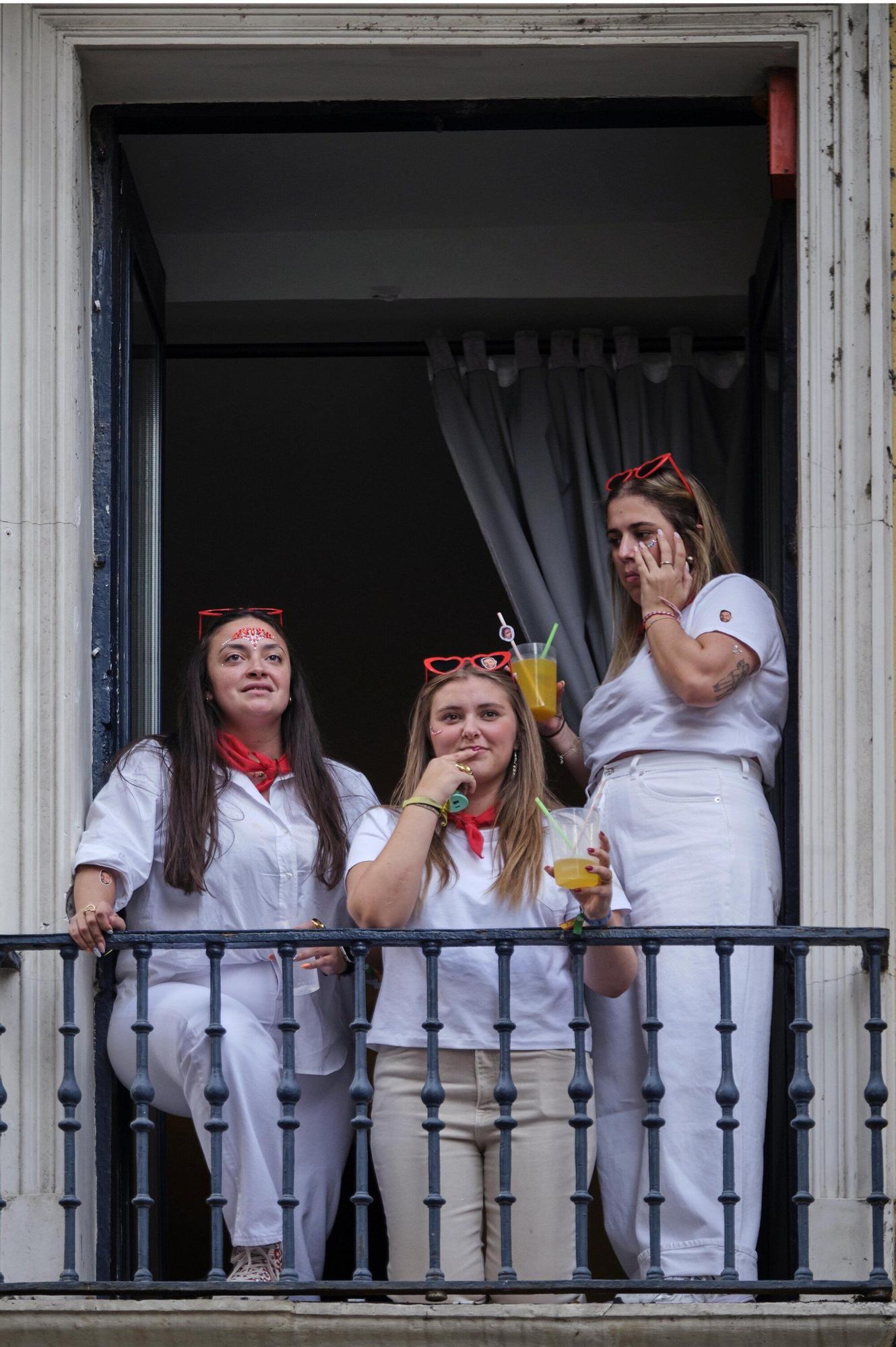 Comparsa de Gigantes y Cabezudos por San Fermín Txikito
