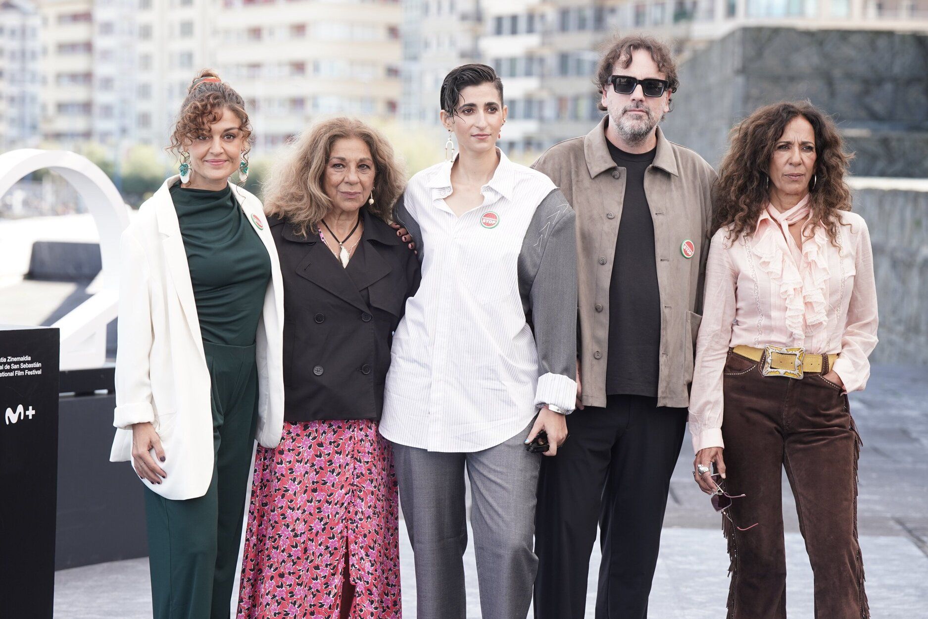 Isaki Lacuesta y Elena Molina, junto a Lolita, Alba y Rosario Flores