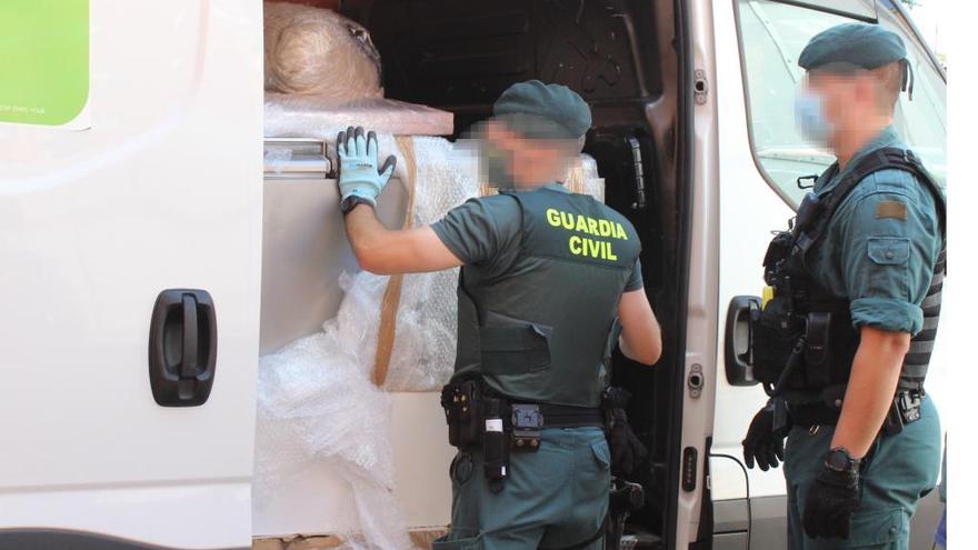 Agentes de Guardia Civil en la furgoneta interceptada.