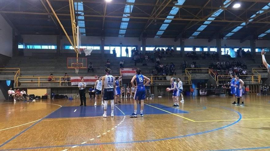 Un momento del partido por el ascenso a LF2 de Ardoi en Coruña.