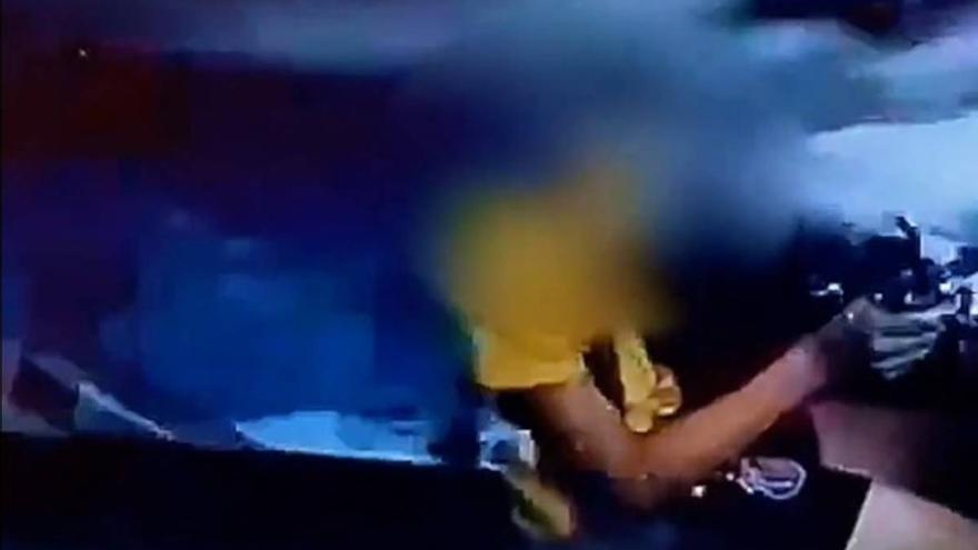 Deja que su hijo de diez años conduzca su coche y lo publica en redes sociales