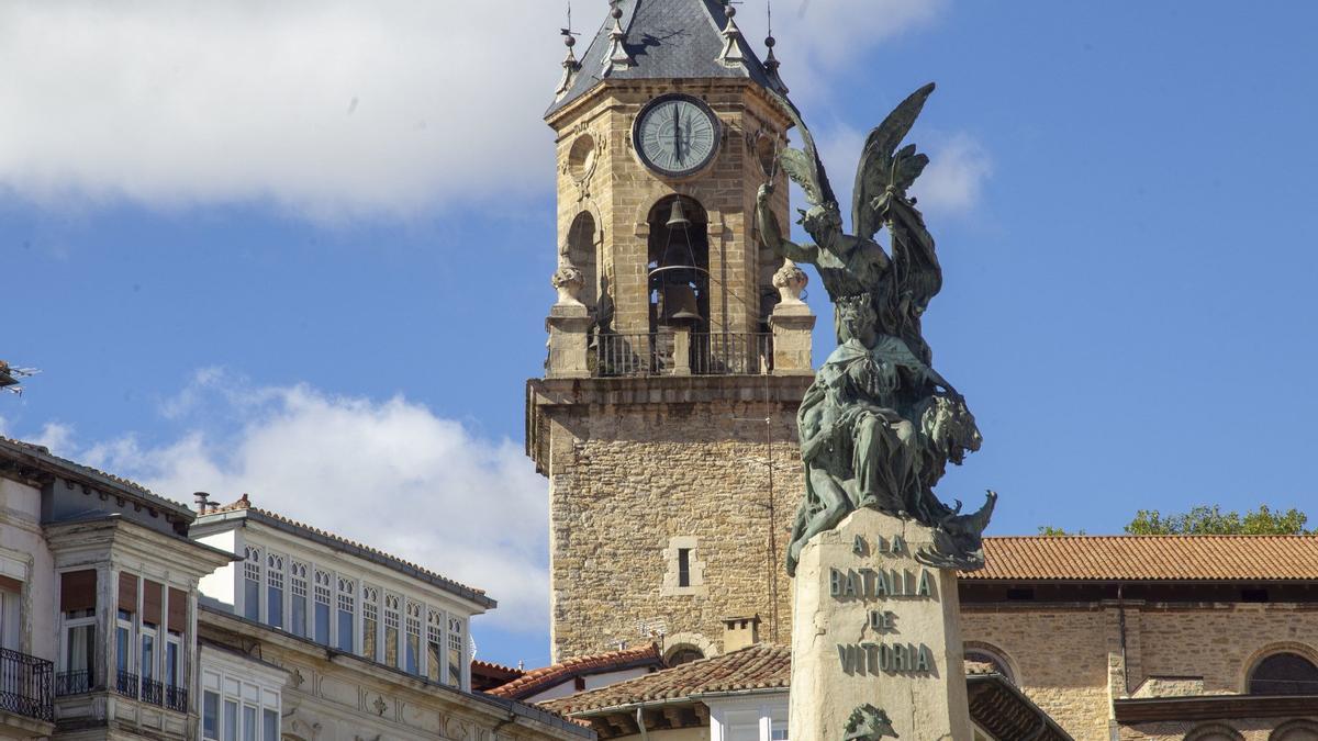 Vista de la torre de la iglesia de San Miguel Arcángel.
