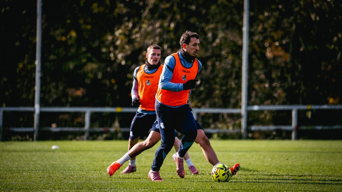 Mikel Oyarzabal conduce el balón durante el entrenamiento de este viernes en las instalaciones de Zubieta.