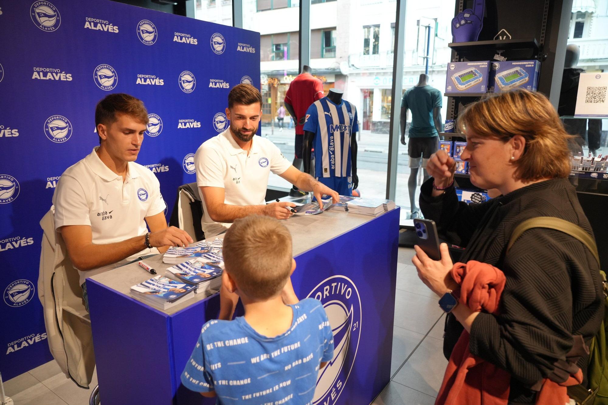 En imágenes: Firma de autógrafos para desbordar Vitoria-Gasteiz de ilusión albiazul
