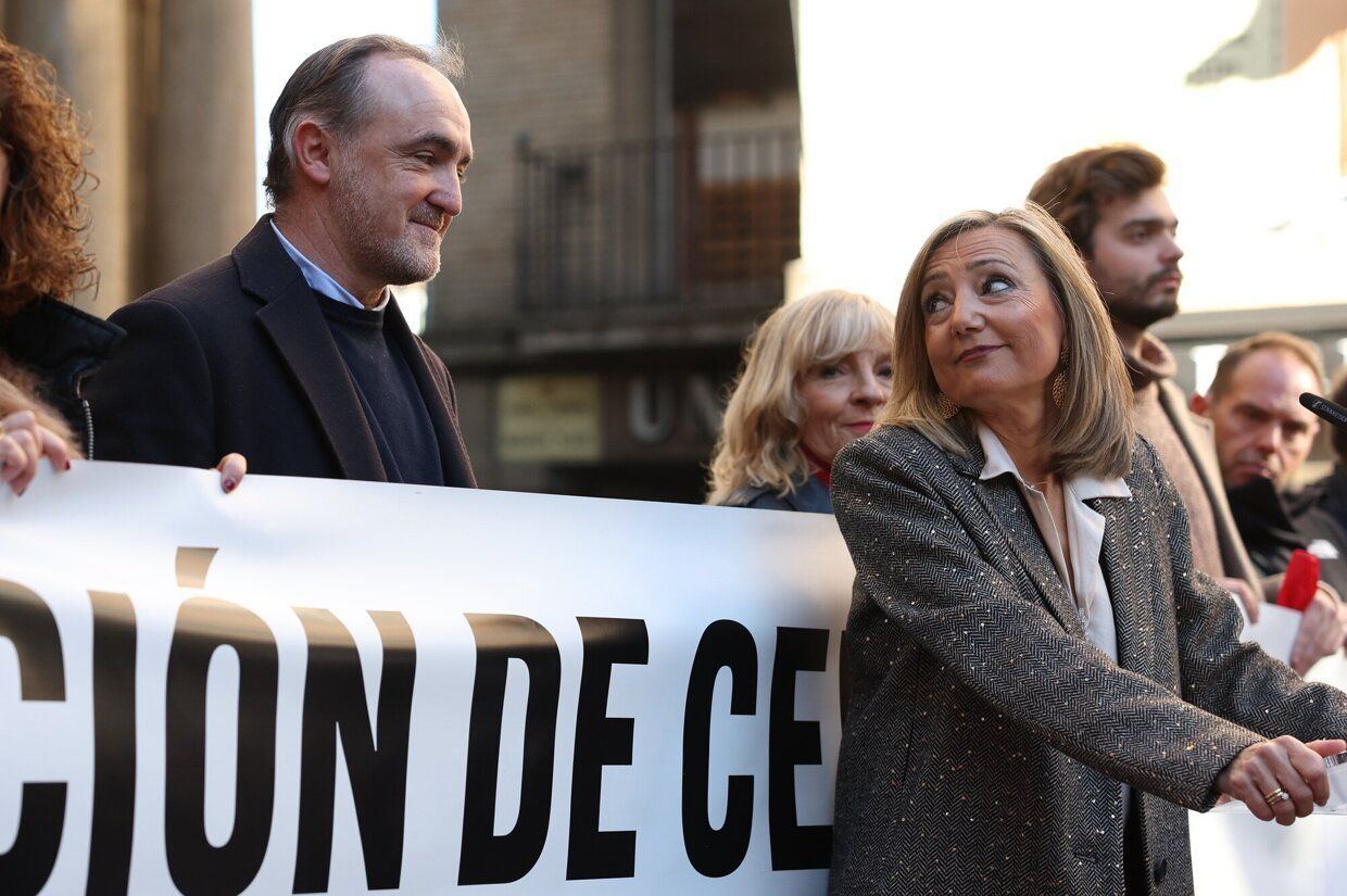 Imágenes de la concentración contra la moción de censura en Iruñea