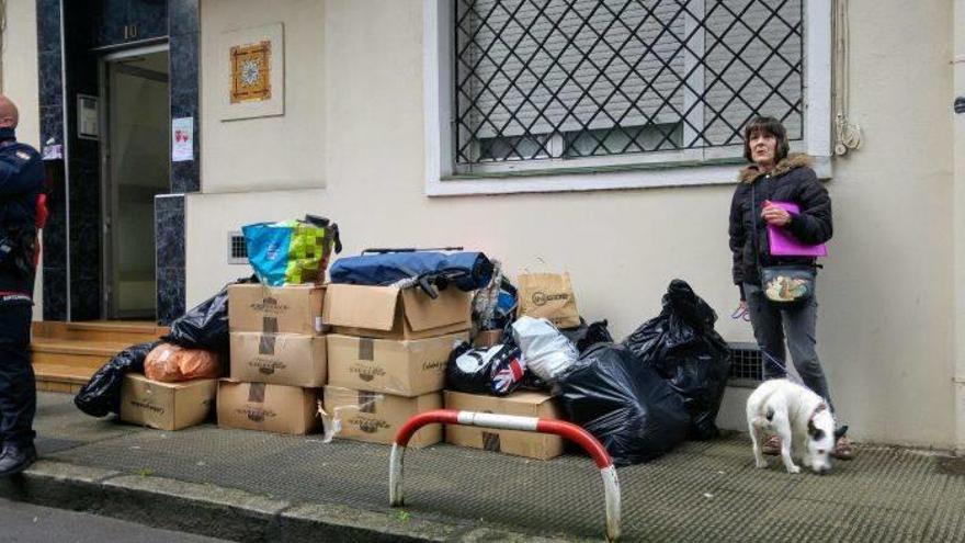 A. E., de 59 años, y su hijo D. R., de 32 años, han sido desalojados de su vivienda del número 10 de la calle Landabeko.