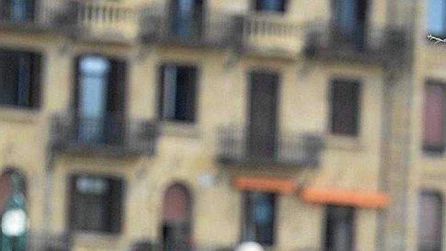 Dos turistas se sacan una foto en Donostia.