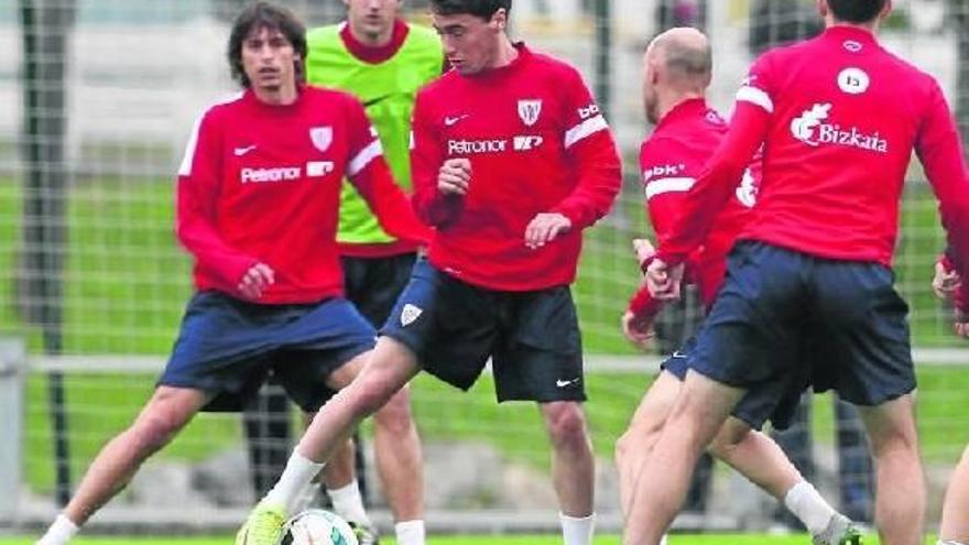 Unai López controla el balón ante la presencia de Iturraspe y Mikel Rico, en un entrenamiento en Lezama.