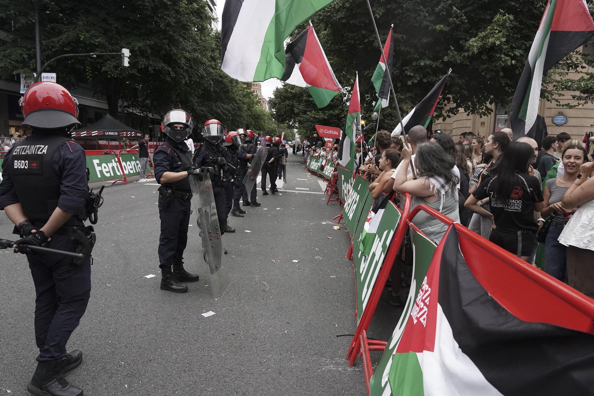 En imágenes: protesta contra el Israel al paso de la La Vuelta por Bilbao