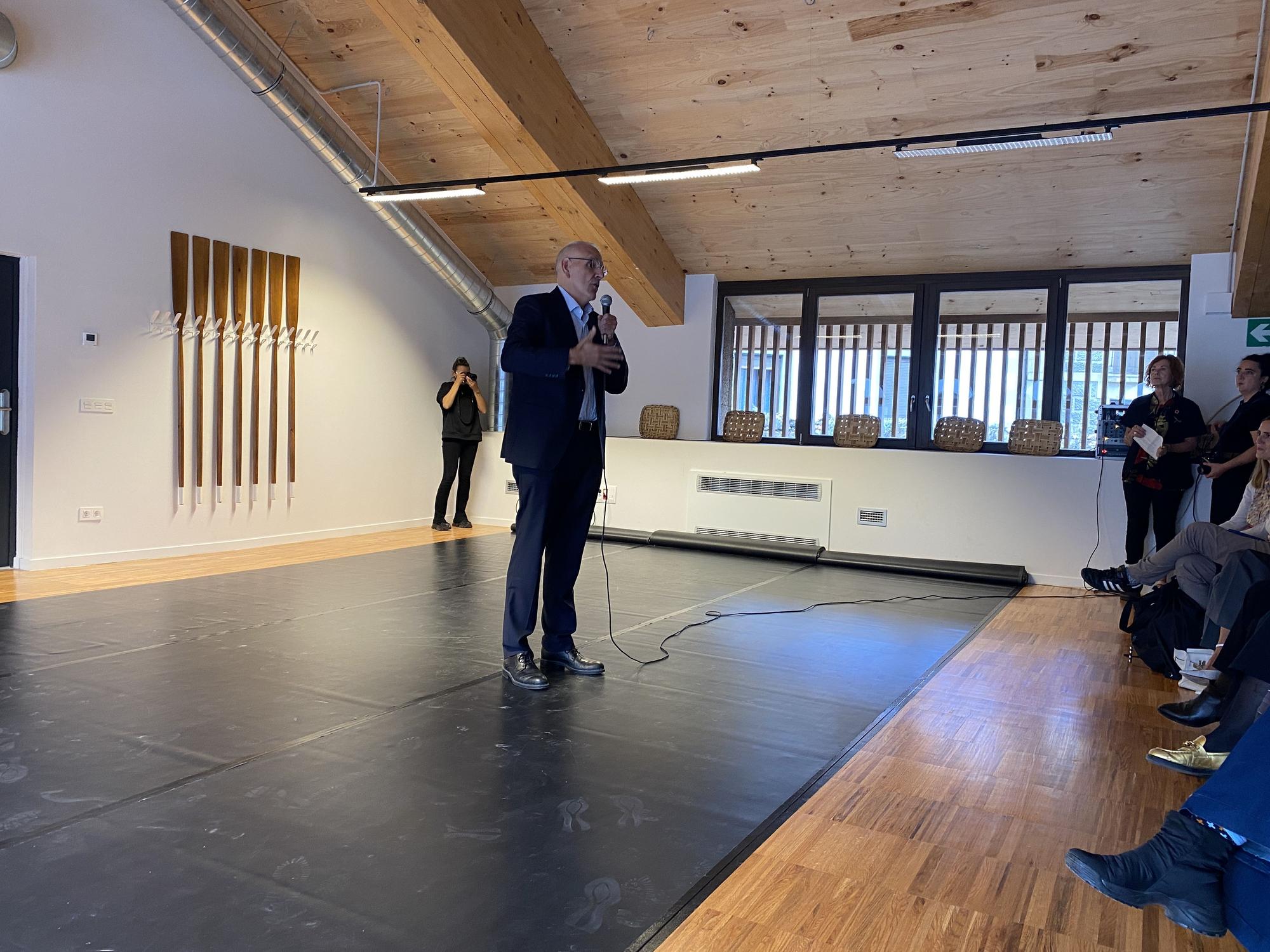 Imágenes de la inauguración de la nueva Casa de Cultura de Zumaia, con detalles del patrimonio conservado y la participación de la gente que acudió a la inauguración.