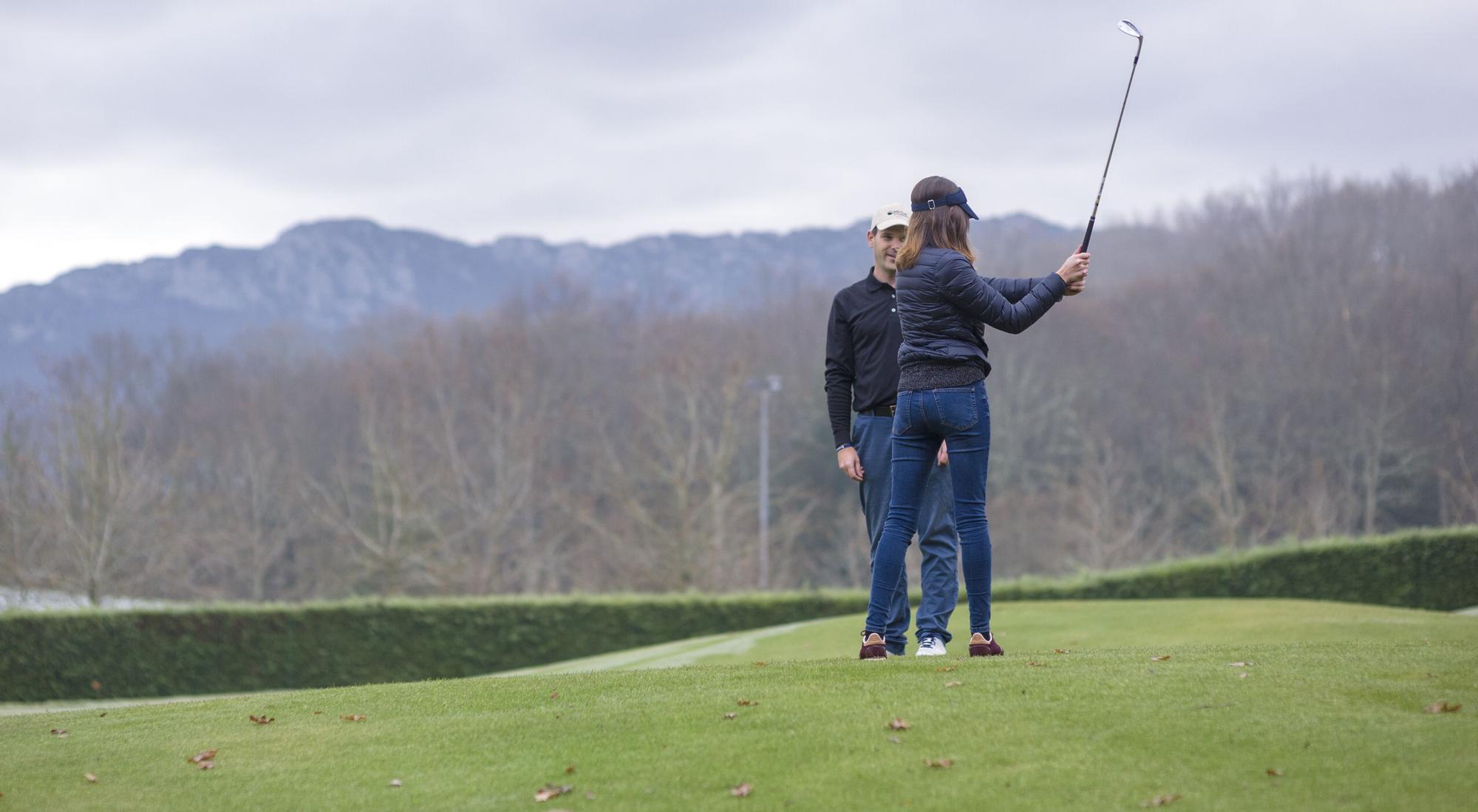 Es posible aprender el famoso ‘swing’ con la Federación Alavesa de Golf.