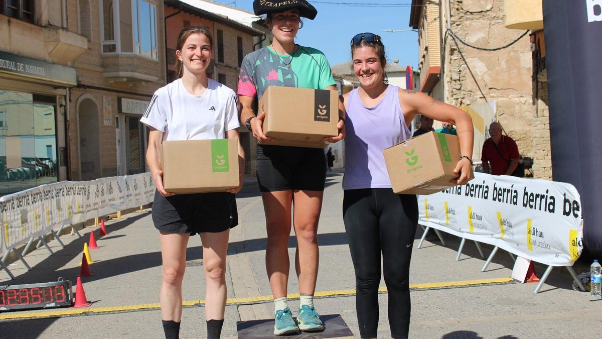 Podium de las tres primeras clasificadas en la marcha larga.