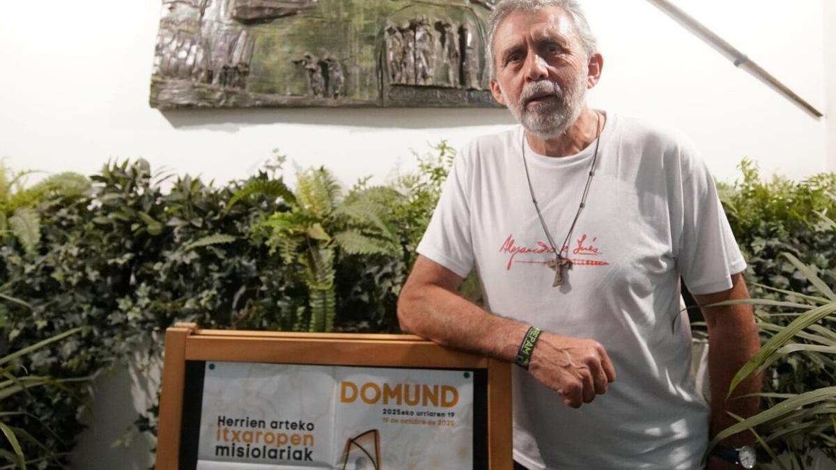 Txarli Azkona, posando junto al logo del DOMUND de este año y el homenaje a Alejandro Labaka.