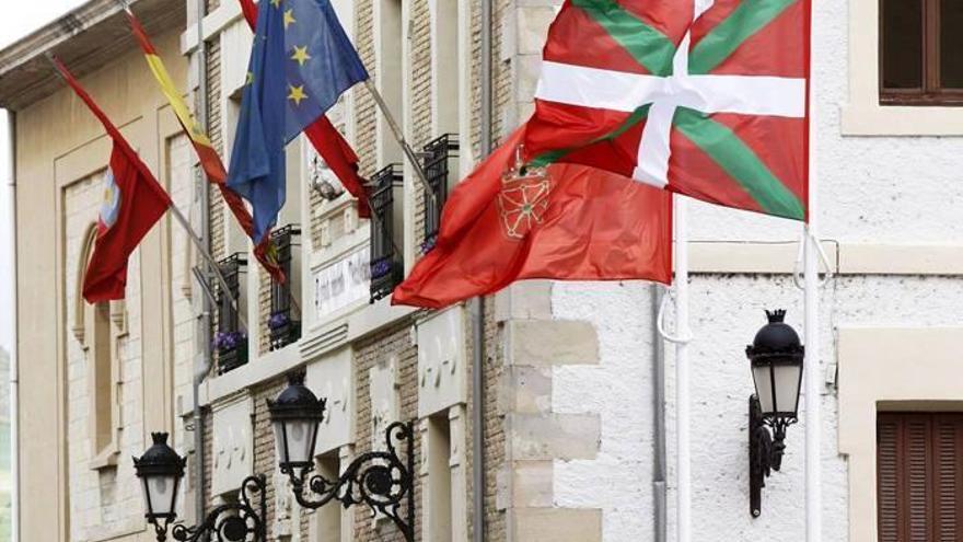 Fachada del ayuntamiento de Villava, con la ikurriña ondeando en la plaza.