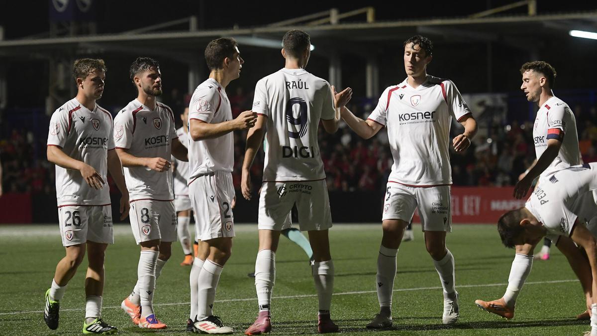 Los jugadores de Osasuna felicitan a Raúl García de Haro por uno de sus goles ante el Sant Jordi.