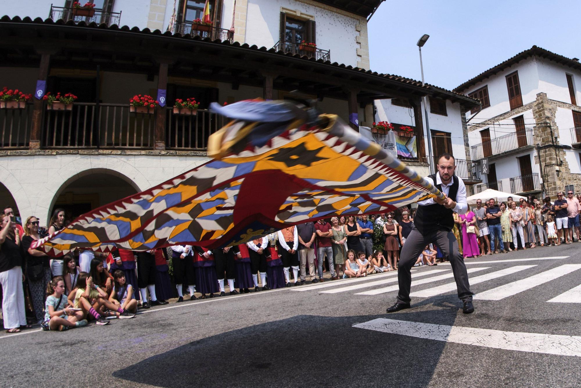 Fotos del tradicional baile de la bandera en fiestas de Roncal 2025