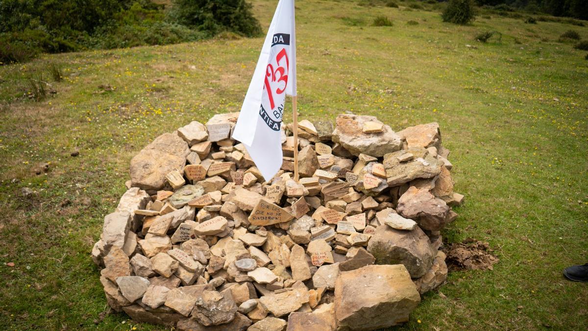 Monolito en memoria de milicianos y gudaris caídos.