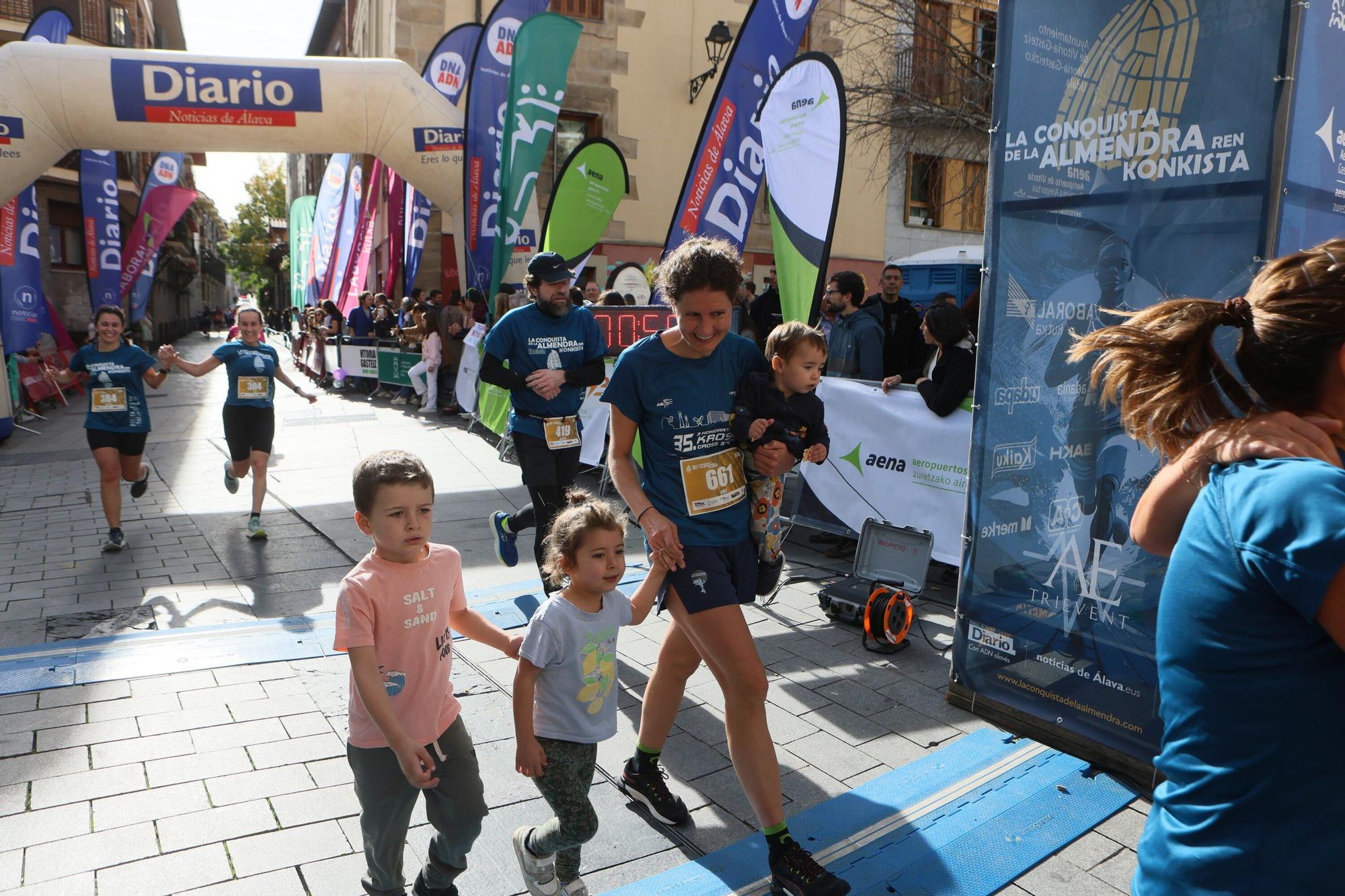 En imágenes: Miles de personas participan en La Conquista de la Almendra