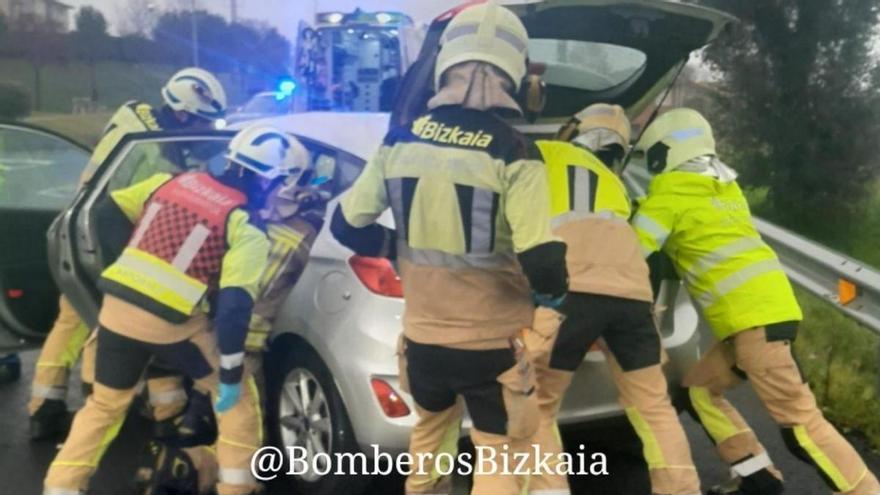 Trasladan al hospital a un conductor herido en Erandio